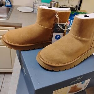 Universal Thread Tan Winter